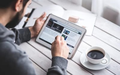Søgemaskiner og sociale mediers teknologiske indvirkning på spredningen af fake news