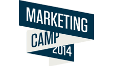 Marketing Camp 2014 | Henrik Bondtofte et blåt og hvidt skilt, der siger marketing camp 2014.